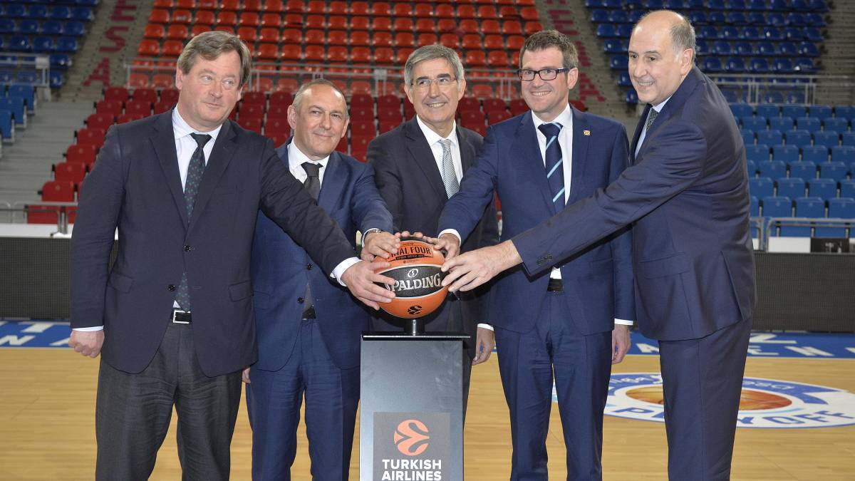 El presidente de la Euroliga Jordi Bertomeu participa en la firma oficial del contrato para la celebración en Vitoria de la Final Four 2019 en el Fernando Buesa Arena.