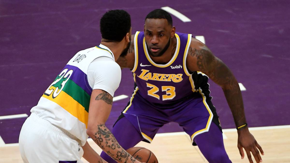 Los Lakers ganan con Davis como espectador de lujo