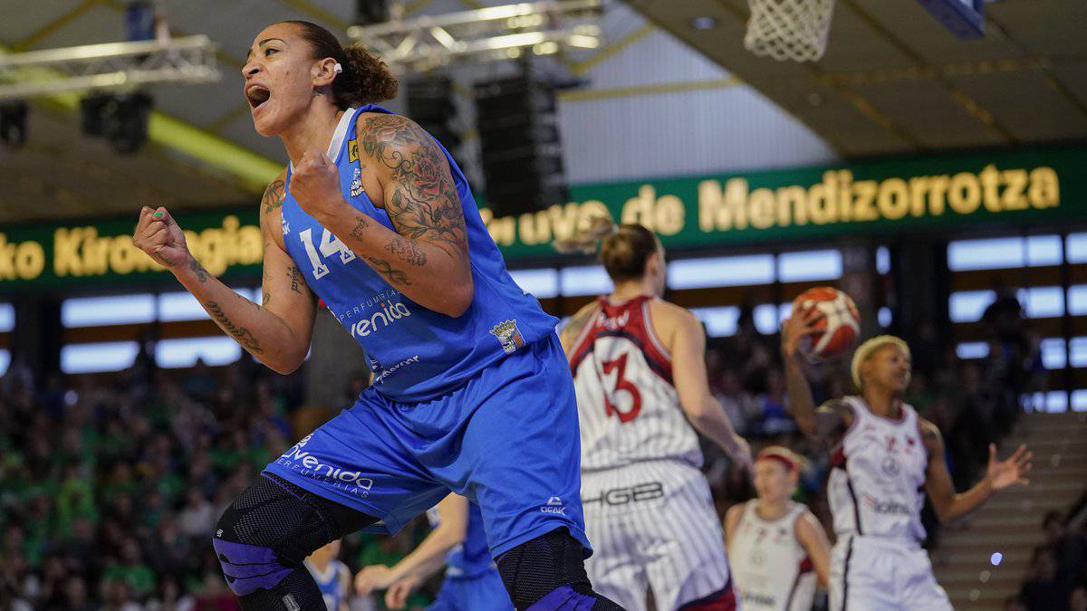 De Souza, pívot brasileña del Perfumerías Avenida, celebra una canasta en la semifinal de la Copa de la Reina ante el Gernika.