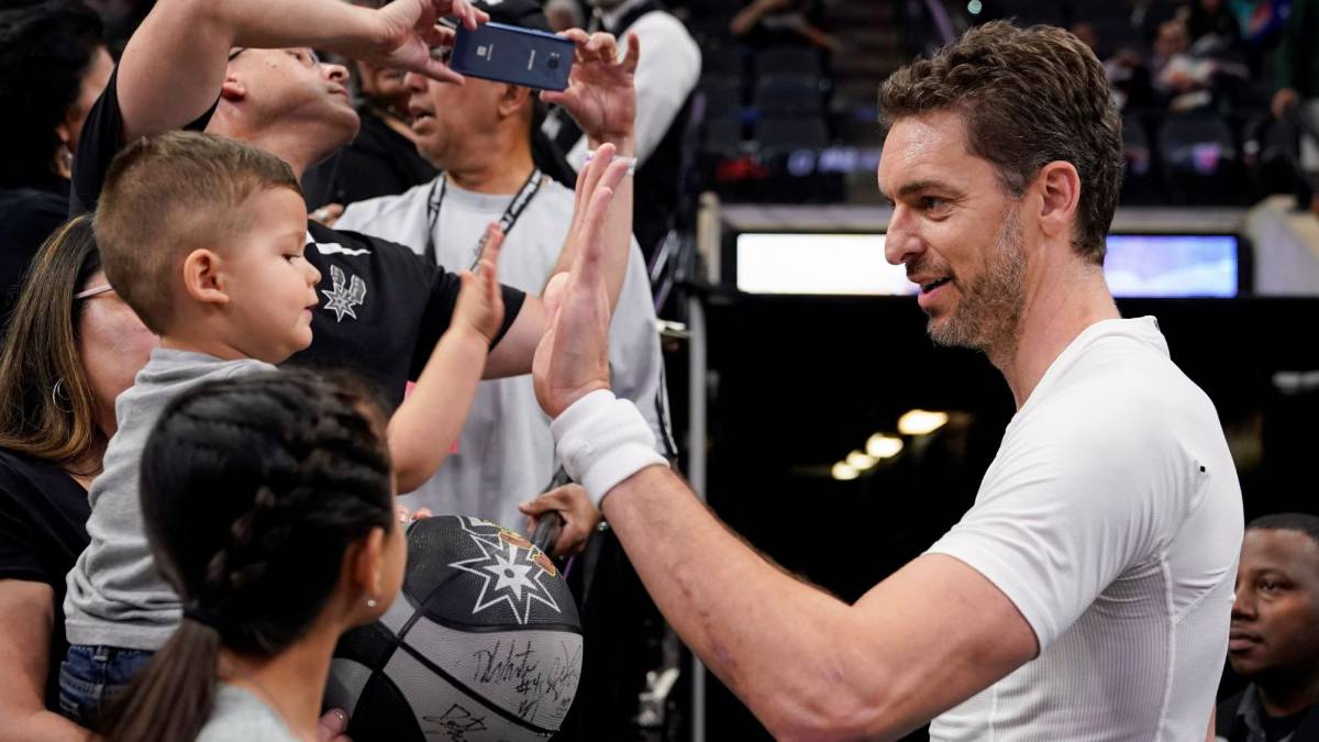 Pau Gasol saluda a un aficionado.