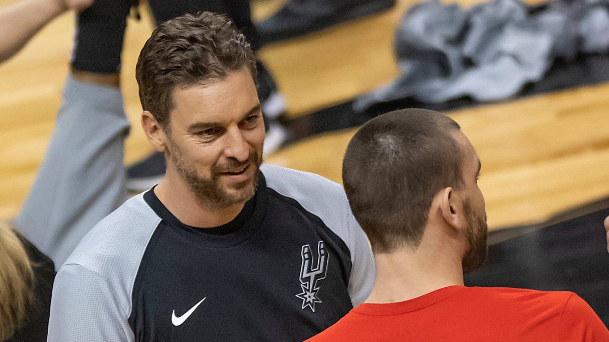 Pau Gasol habla con su hermano Marc.