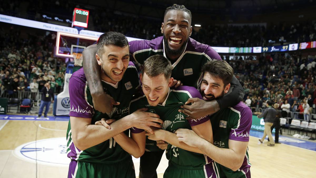 Los jugadores del Unicaja celebran una victoria.