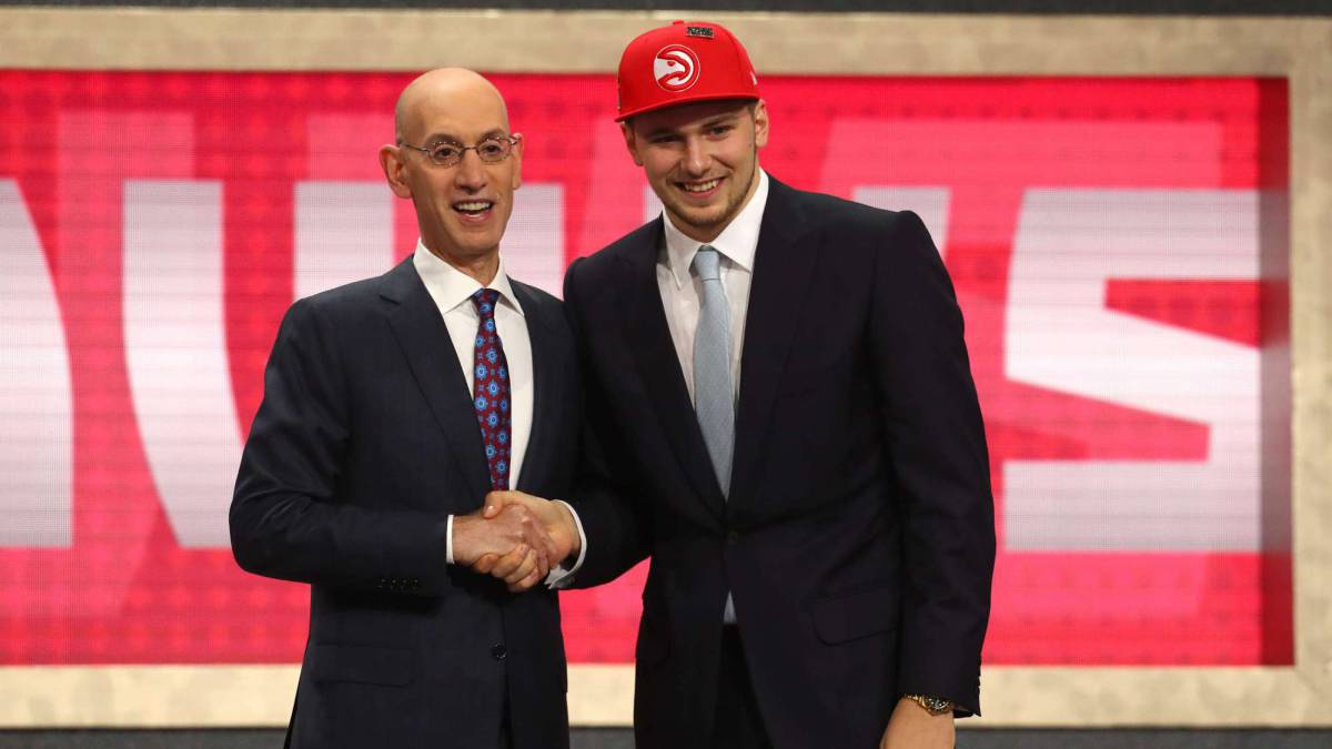 Adam Silver, con Luka Doncic.
