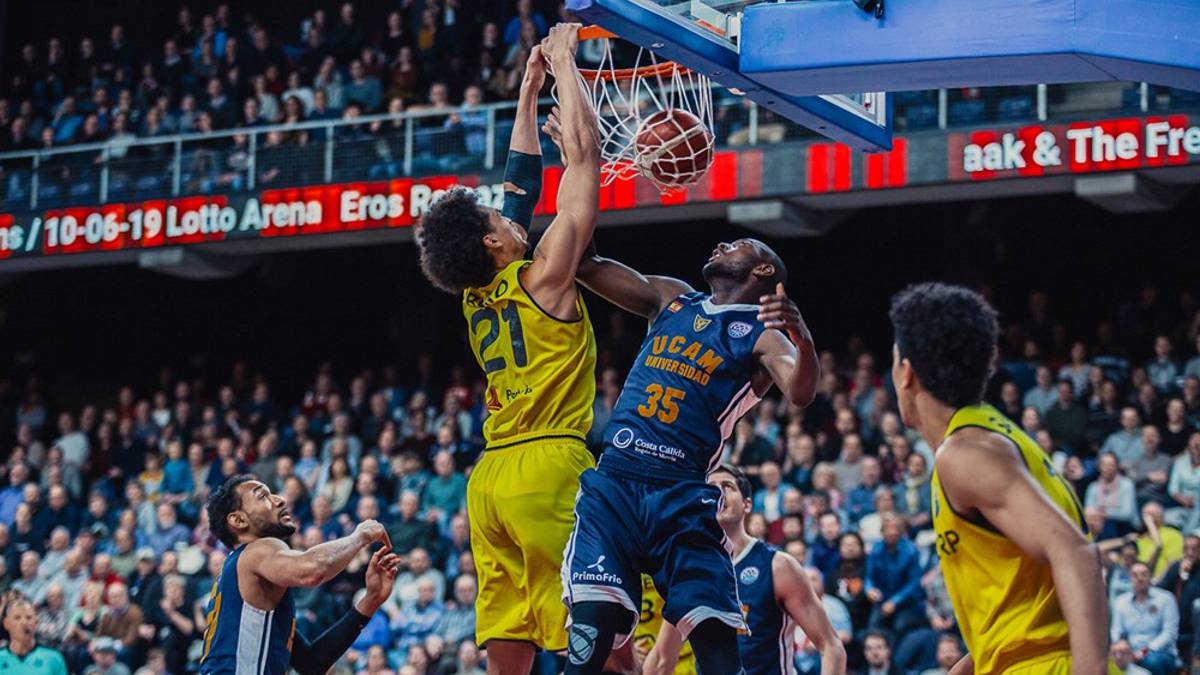 El UCAM se mete en un lío y le toca remontar en Murcia
