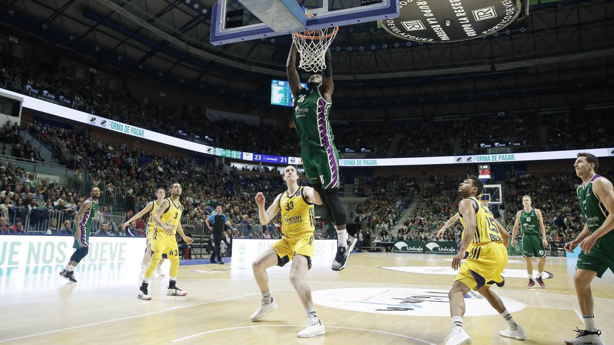 Lessort, pívot del Unicaja, se cuelga del aro ante el Alba Berlín.