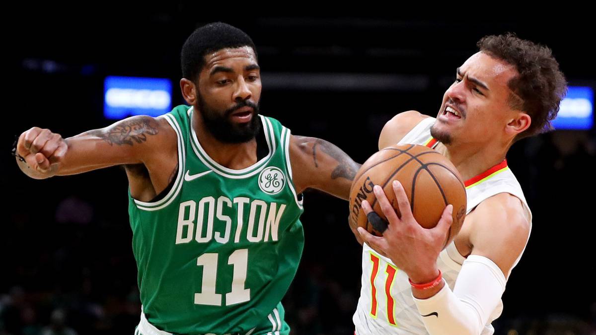 Trae Young lucha con Kyrie Irving durante el Boston Celtics-Atlanta Hawks.
