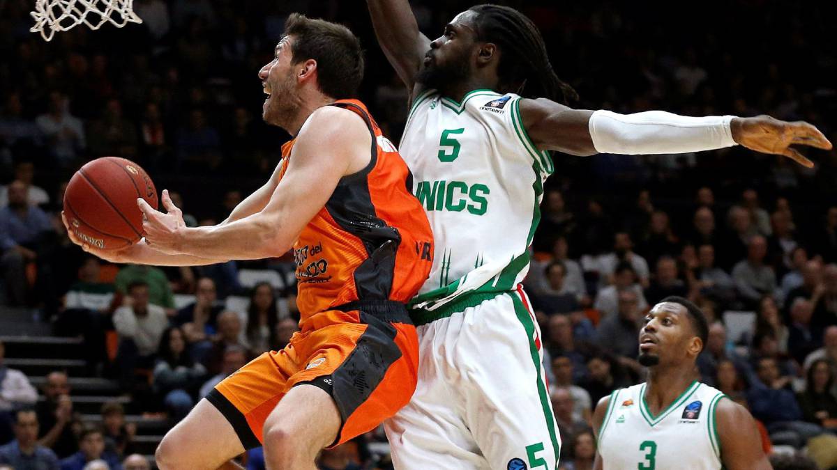 El Valencia remonta al Unics y está a una victoria de la final