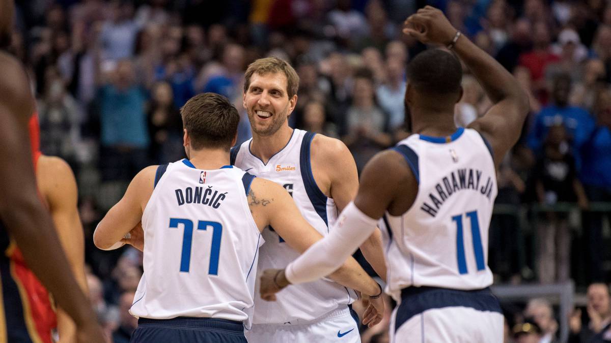 Luka Doncic felicita a Dirk Nowitzki por convertirse en el sexto máximo histórico de la NBA.