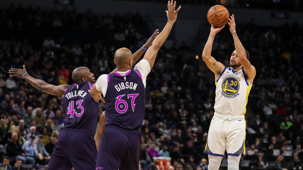 Stephen Curry lanza ante la defensa de Tolliver y Taj Gibson.