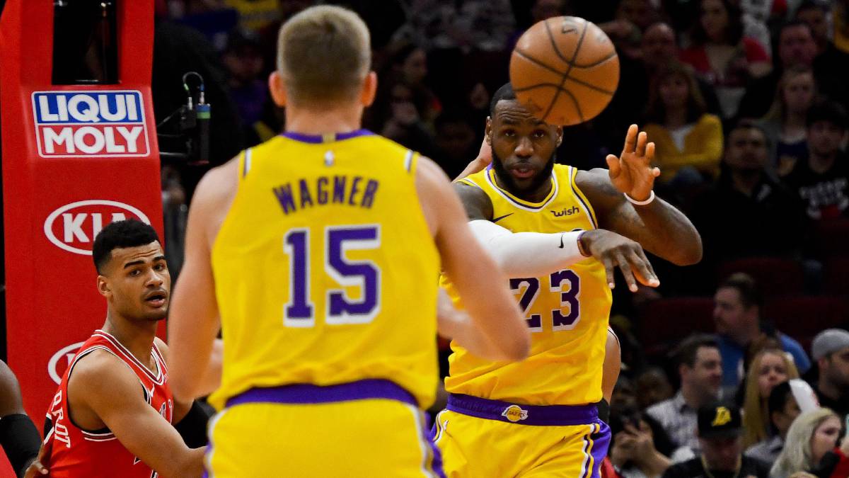 LeBron James pasa a Mo Wagner.