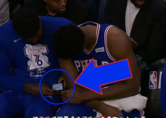 Escándalo en la NBA: Embiid y Amir Johnson, pillados mirando el móvil en el banquillo