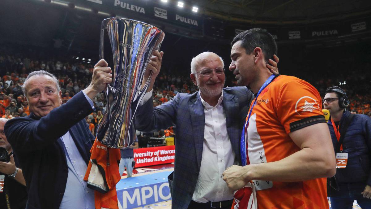 Las Provincias y el momento en el que los jugadores le piden su prima de 50.000 euros a Roig
