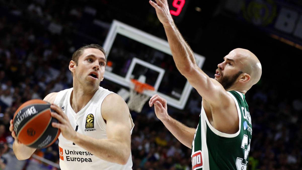 Nick Calathes tata de frenar a Fabien Causeur durante el Real Madrid-Panathinaikos.