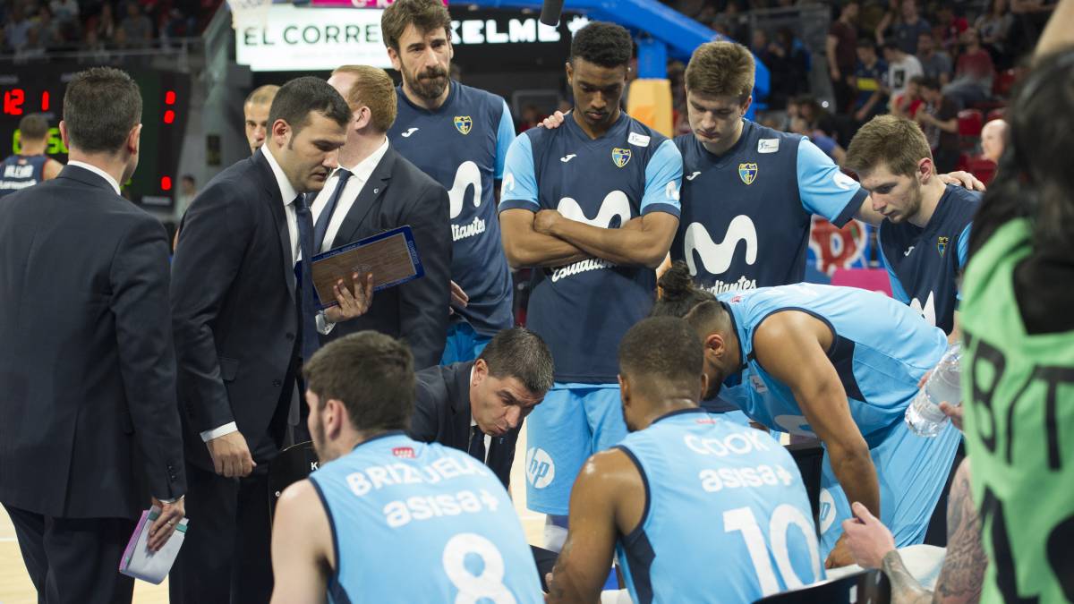Berrocal da instrucciones.