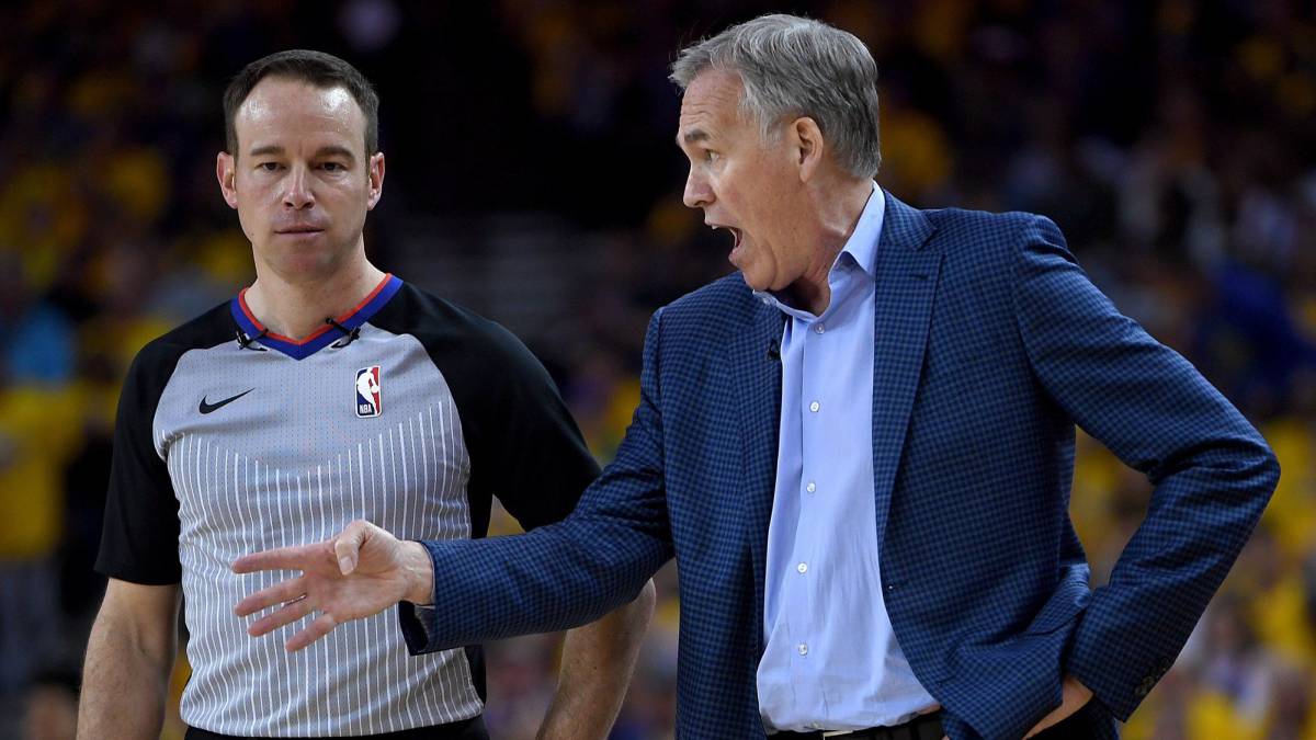 Mike D'Antoni discute con Josh Tivens, árbitro del Golden State Warriors-Houston Rockets.