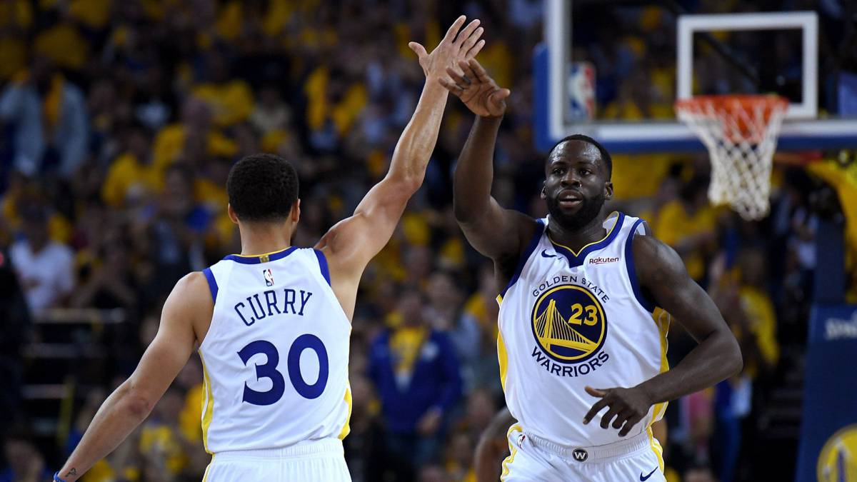 Draymond Green saluda a Stephen Curry.