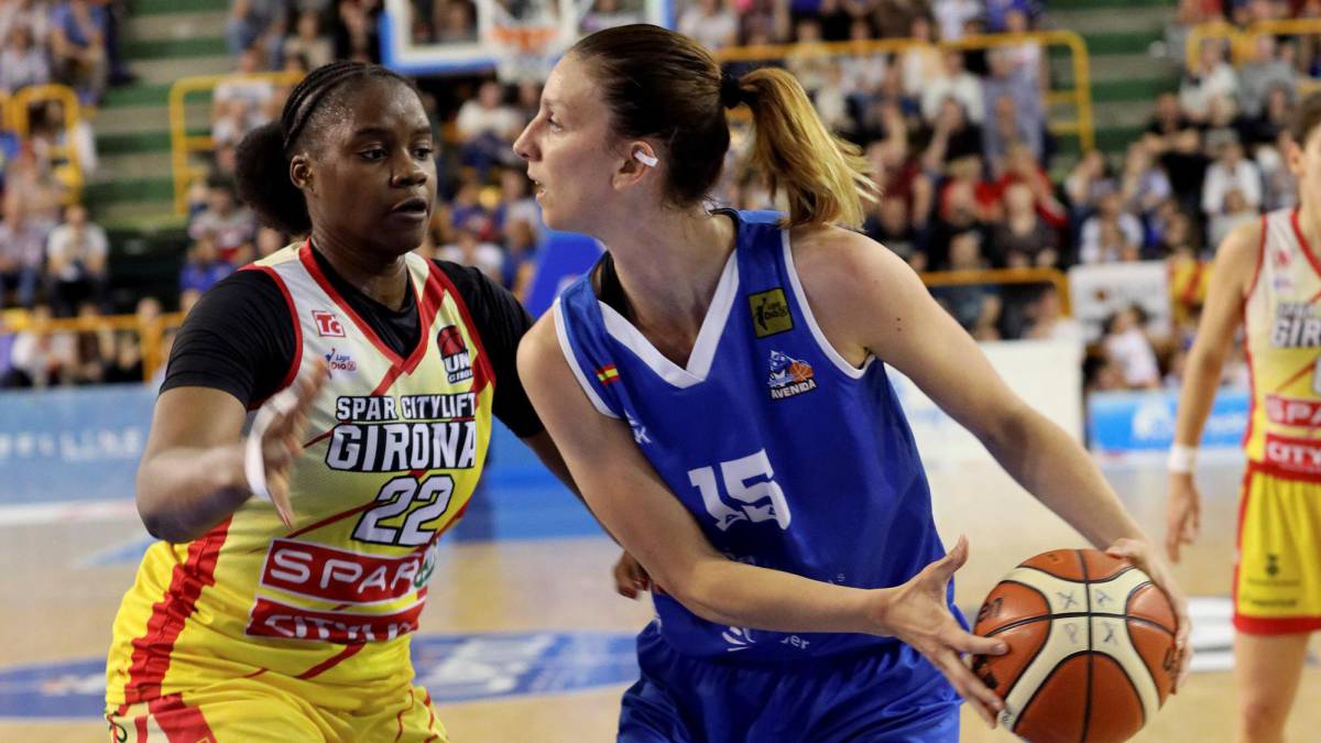 Laura Gil intenta superar a Vionisa Arons en el primer partido de la final de la Liga Día de baloncesto.