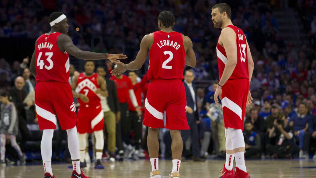 Kawhi Leonard considera muy seriamente renovar con Toronto