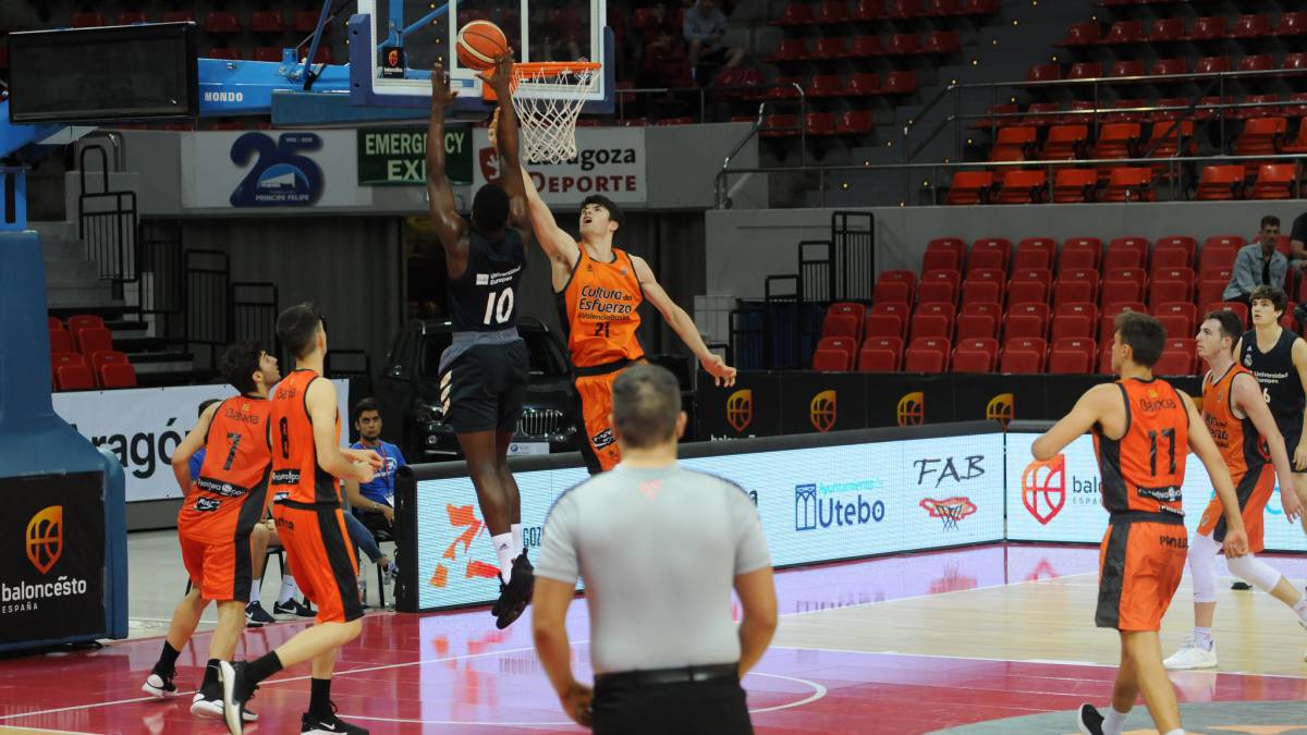 Golden Dike trata de anotar ante la defensa del Valencia en el campeonato de España júnior.