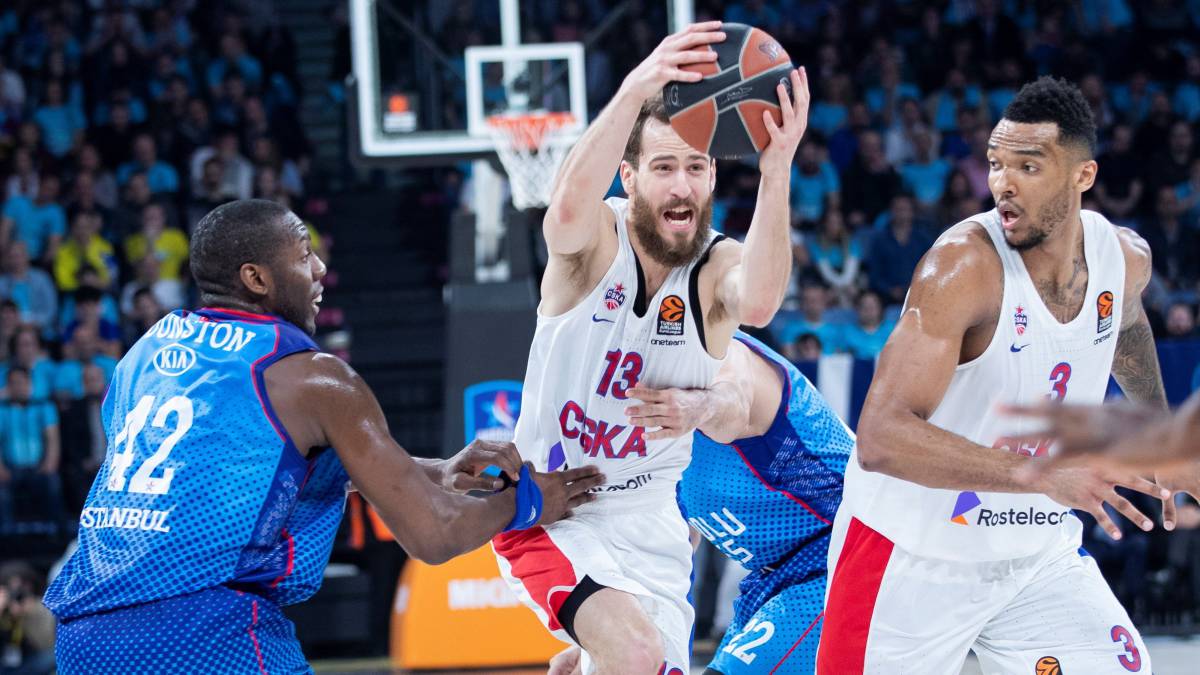 Sergio Rodríguez trata de avanzar ante la defensa del Anadolu Efes.