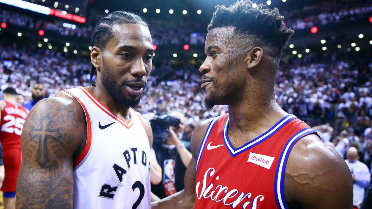 Kawhi Leonard saluda a Jimmy Butler tras el séptimo partido que dio el pase a la final del Este al equipo canadiense.