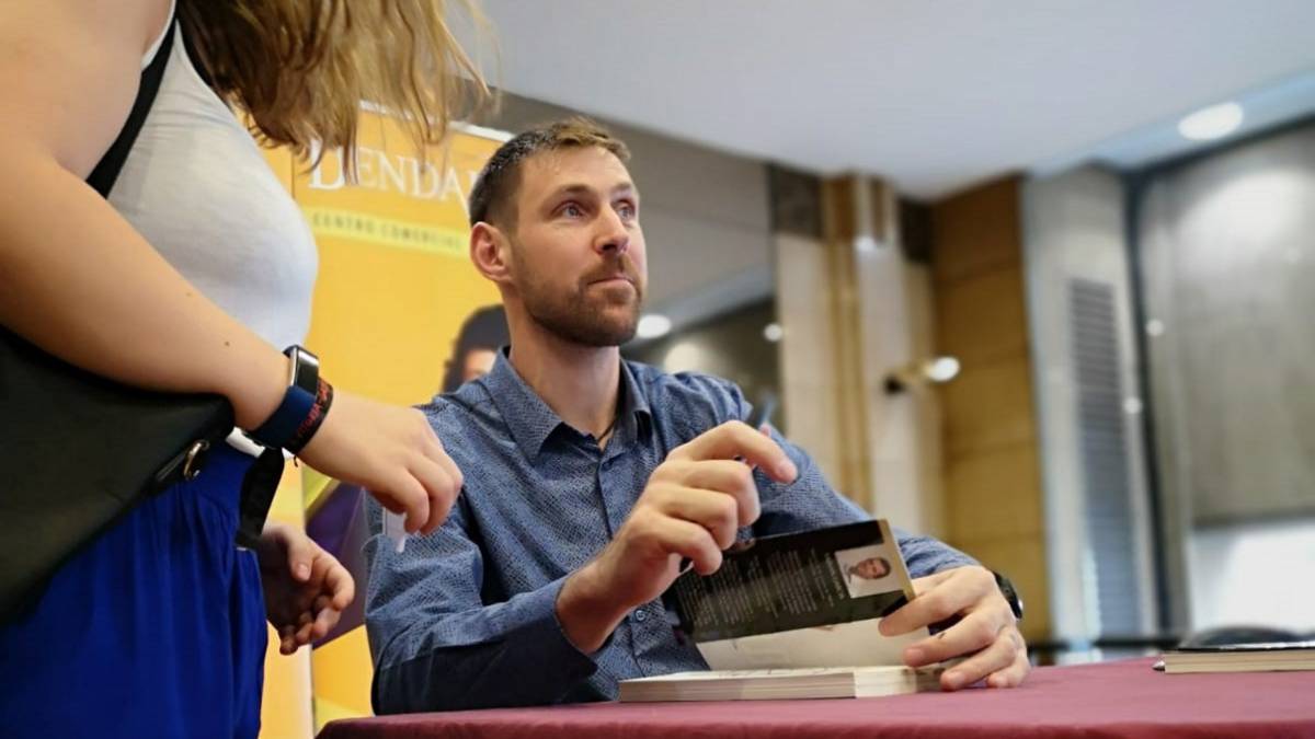 Andrés Nocioni, durante la firma de su libro "Memorias de un guerrero".