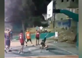 El sorprendente salto que dejó una increíble clavada callejera