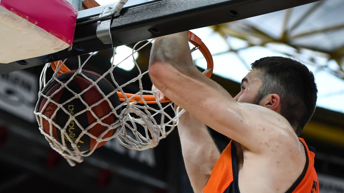 Valencia: Mike Tobey no jugará ante el Madrid por lesión