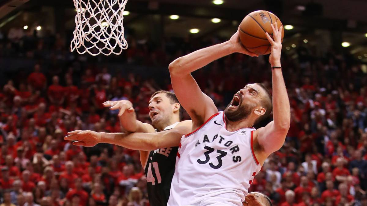 Marc Gasol lanza a canasta zafándose de Mirotic.
