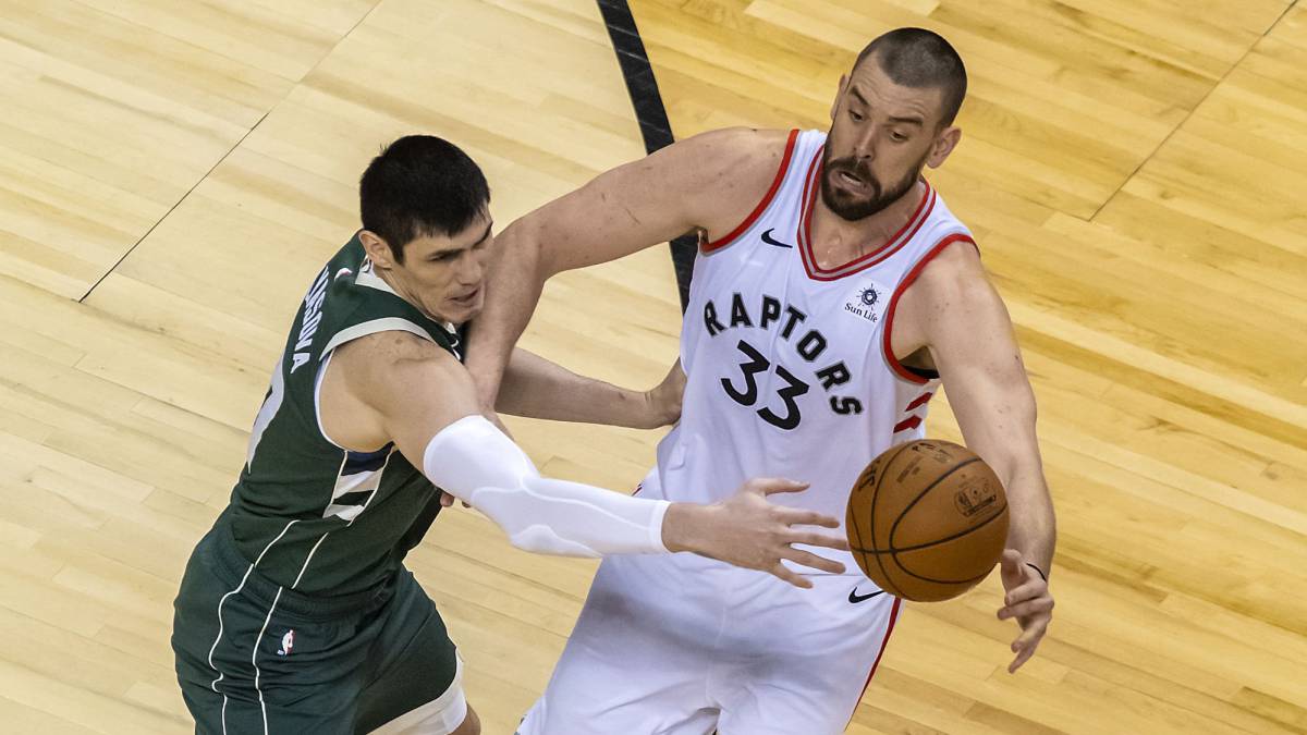 Marc Gasol lucha un balón con Ersan Ilyasova.