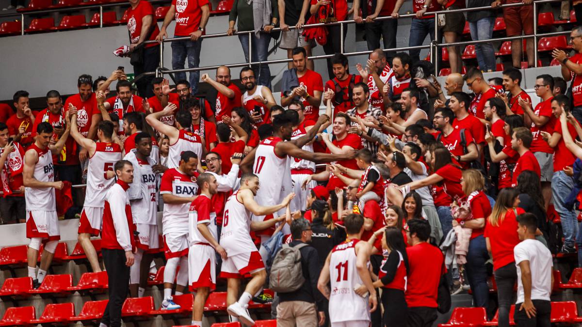 Los jugadores del Baxi Manresa celebran la clasificación para el playoff en Zaragoza.