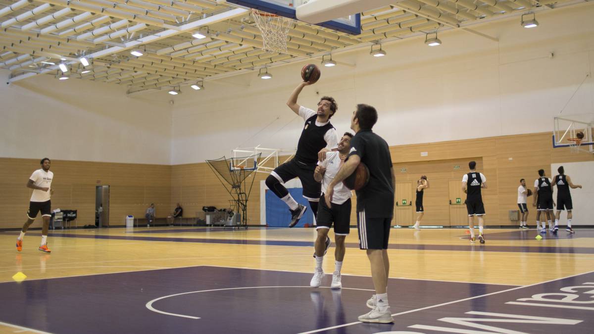 Sergio Llull bromea con Campazzo en el entrenamiento previo al incio del playoff.
