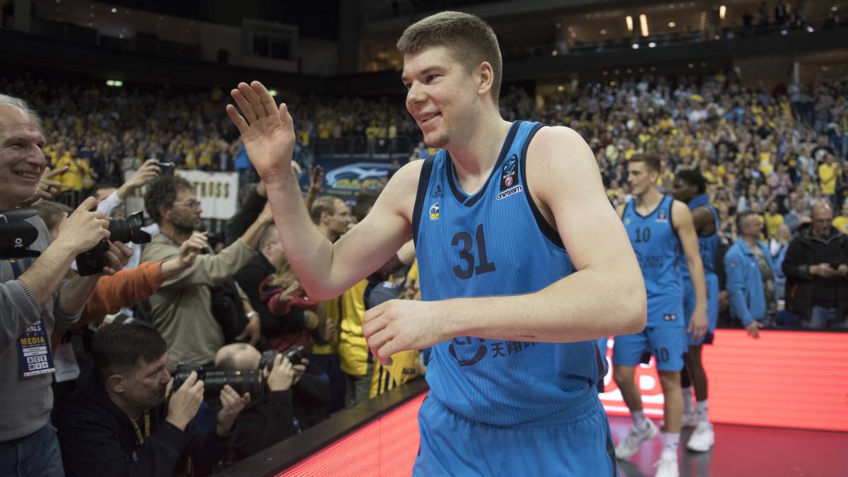 Rokas Giedraitis saluda a los aficionados del Alba Berlín tras el segundo partido de la final de la Eurocup disputada ante el Valencia Basket.