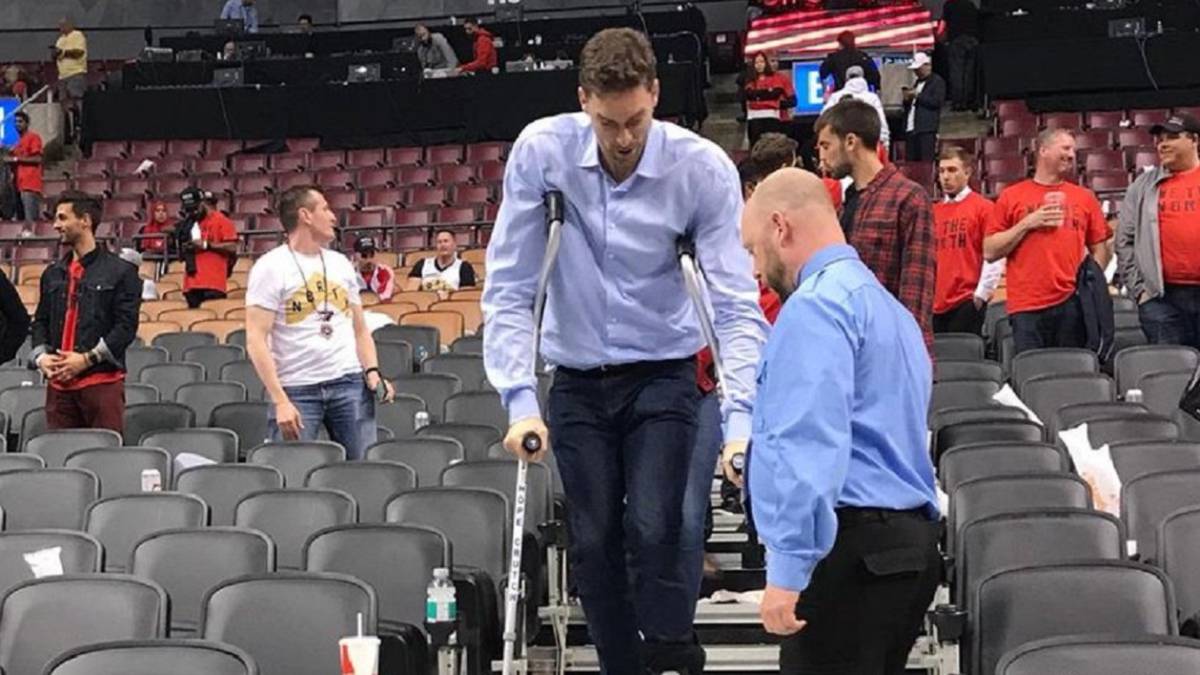 Pau Gasol reaparece en Toronto para animar a su hermano Marc