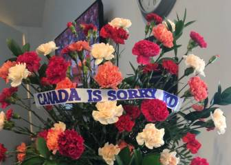 Un aficionado de los Raptors se disculpa con flores con Durant
