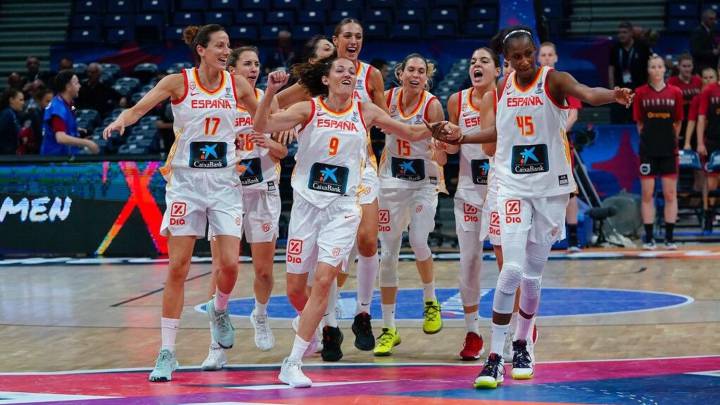 Las jugadoras españolas celebran una canasta