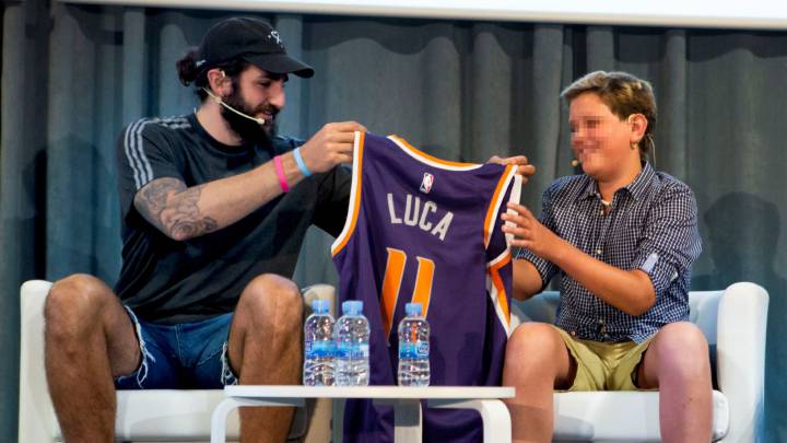 Ricky Rubio, junto a Luca, el niño que da nombre al proyecto, durante el acto celebrado este viernes.