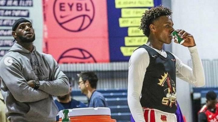 LeBron James junto a su hijo Bronny.