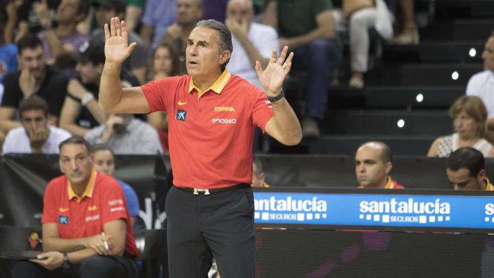Scariolo da instrucciones durante el partido