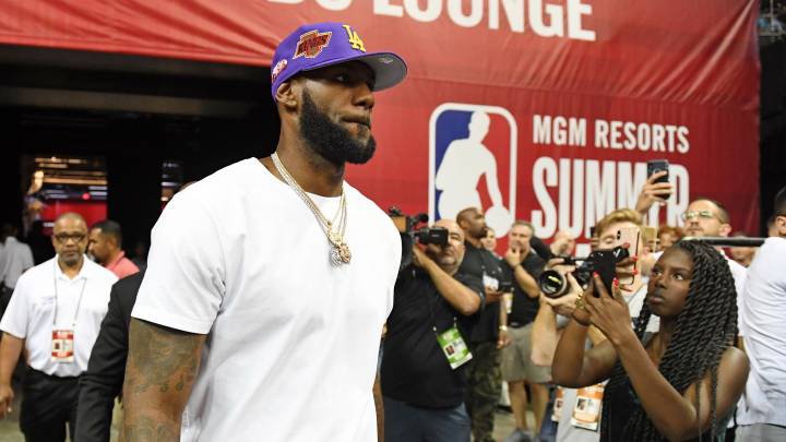 Lebron 'se incluye' en el mejor quinteto de siempre de los Lakers
