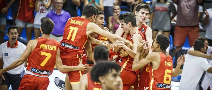 Los jugadores de la Selección Sub-16 celebran el oro conquistado europeo conquistado ante Francia.