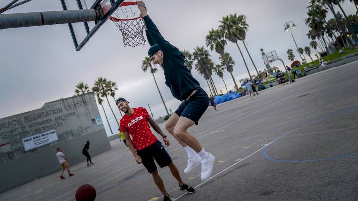 Juancho y Willy Hernangómez, en una cancha en Los Ángeles.