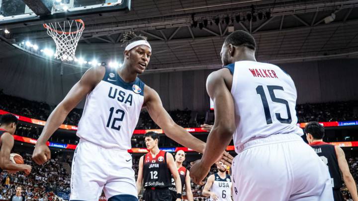 Myles Turner y Kemba Walker celebran una acción durante el partido contra Japón.