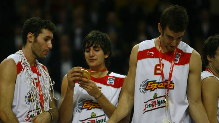 Rudy Fernández, Ricky Rubio y Víctor Claver, acompañados por Álex Mumbru y Raül López.