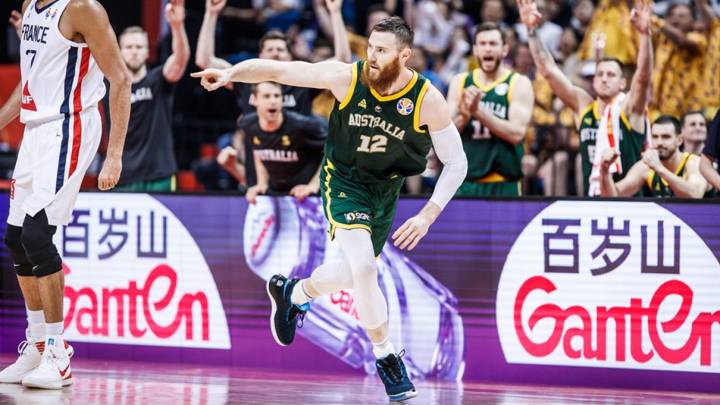 Aaron Baynes celebra una canasta ante Francia.
