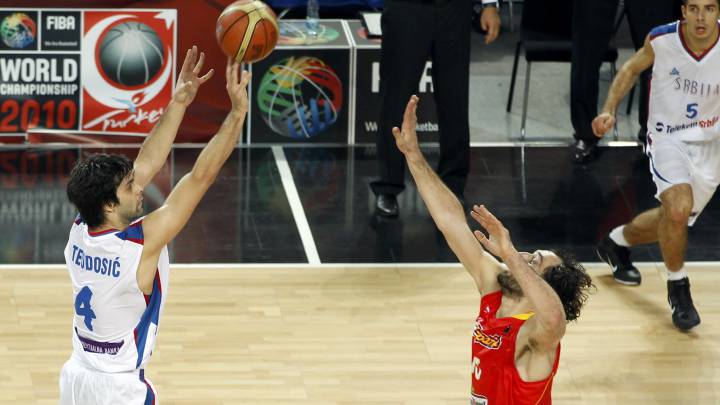 Milos Teodosic lanza ante Jorge Garbajosa. El serbio anotó y eliminó a España del Mundial de 2010.