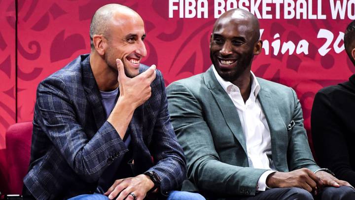 Kobe Bryant charla con Manu Ginóbili durante el partido