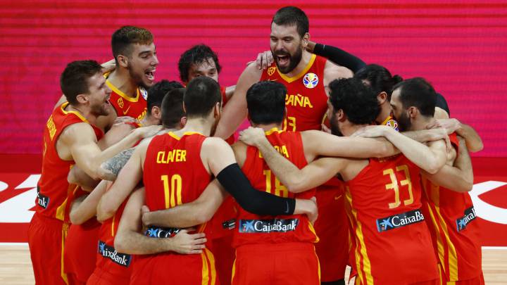 Los jugadores de la Selección celebran el oro conseguido ayer en Pekín.