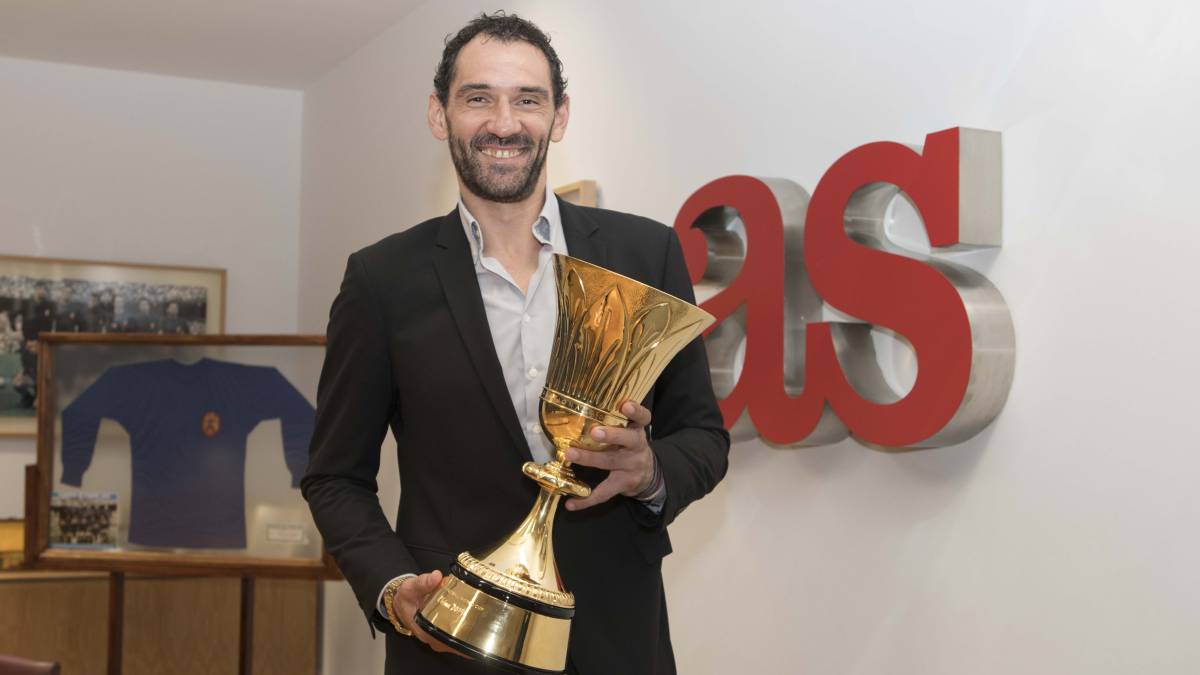 Garbajosa, presidente de la FEB, posa con la copa de campeón del Mundo.