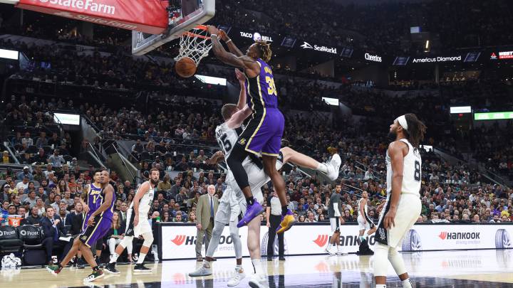 Dwight Howard hace un mate durante el partido entre Los Ángeles Lakers y los San Antonio Spurs